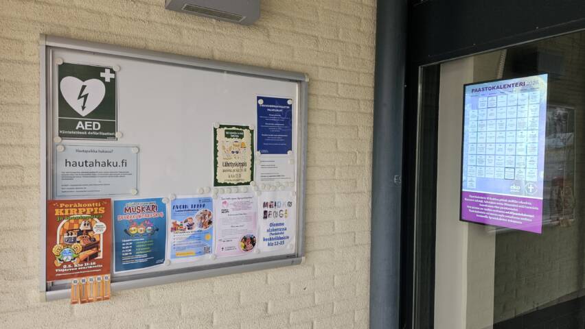 Ylöjärven seurakuntakeskuksen pääoven ilmoitustaulu.