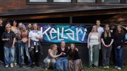 Kellariryhmän nuoret ryhmäkuvassa Kellarin sisäänkäynnillä