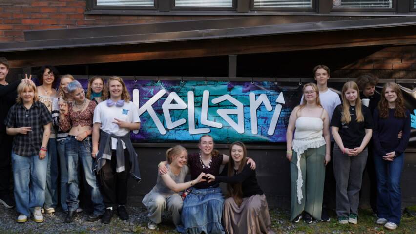 Kellariryhmän nuoret ryhmäkuvassa Kellarin sisäänkäynnillä