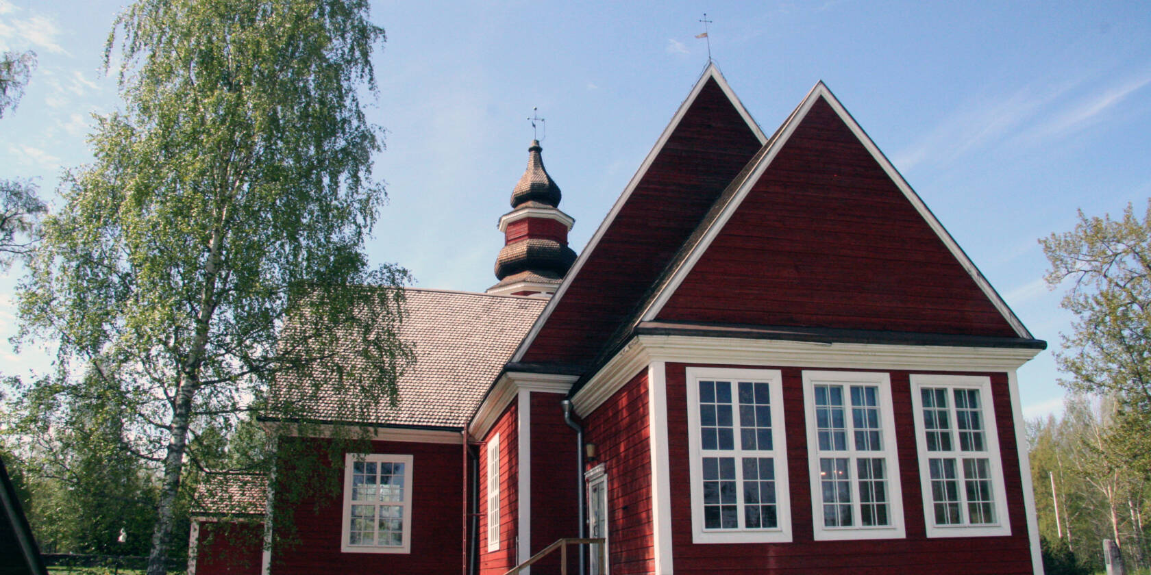 Kurun kirkko kesäpäivänä idän suunnasta kuvattuna