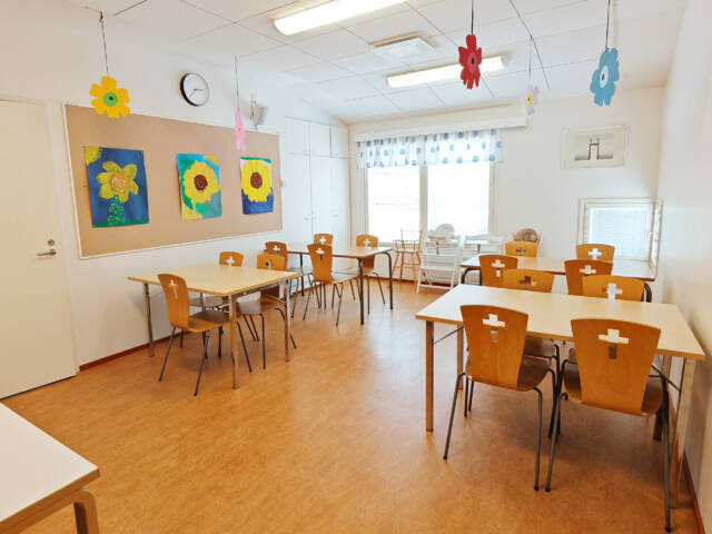 Metsäkylän seurakuntatalon pieni ruokailutila.