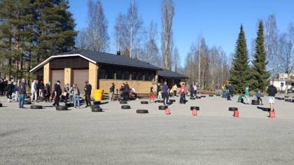 Mikroautokerho toiminnassa seurakuntakeskuksen piha-alueella.