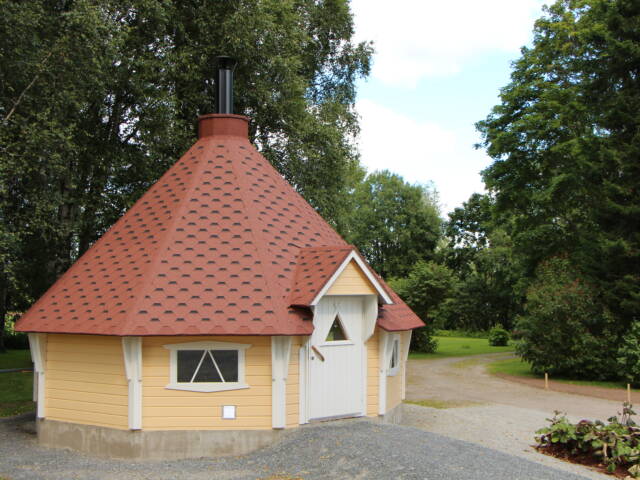 Pappilan grillikota kuvattuna ulkoapäin.