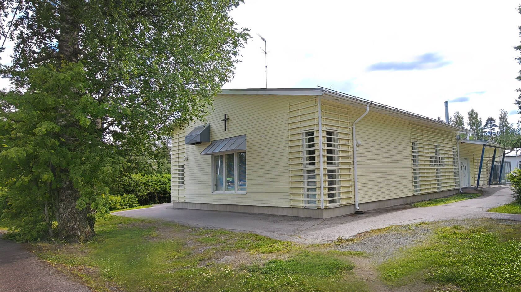 Metsäkylän seurakuntatalon julkisivu.