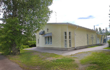 Metsäkylän seurakuntatalon julkisivu.