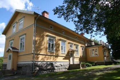 Pappilan julkisivua kesäaikaan.