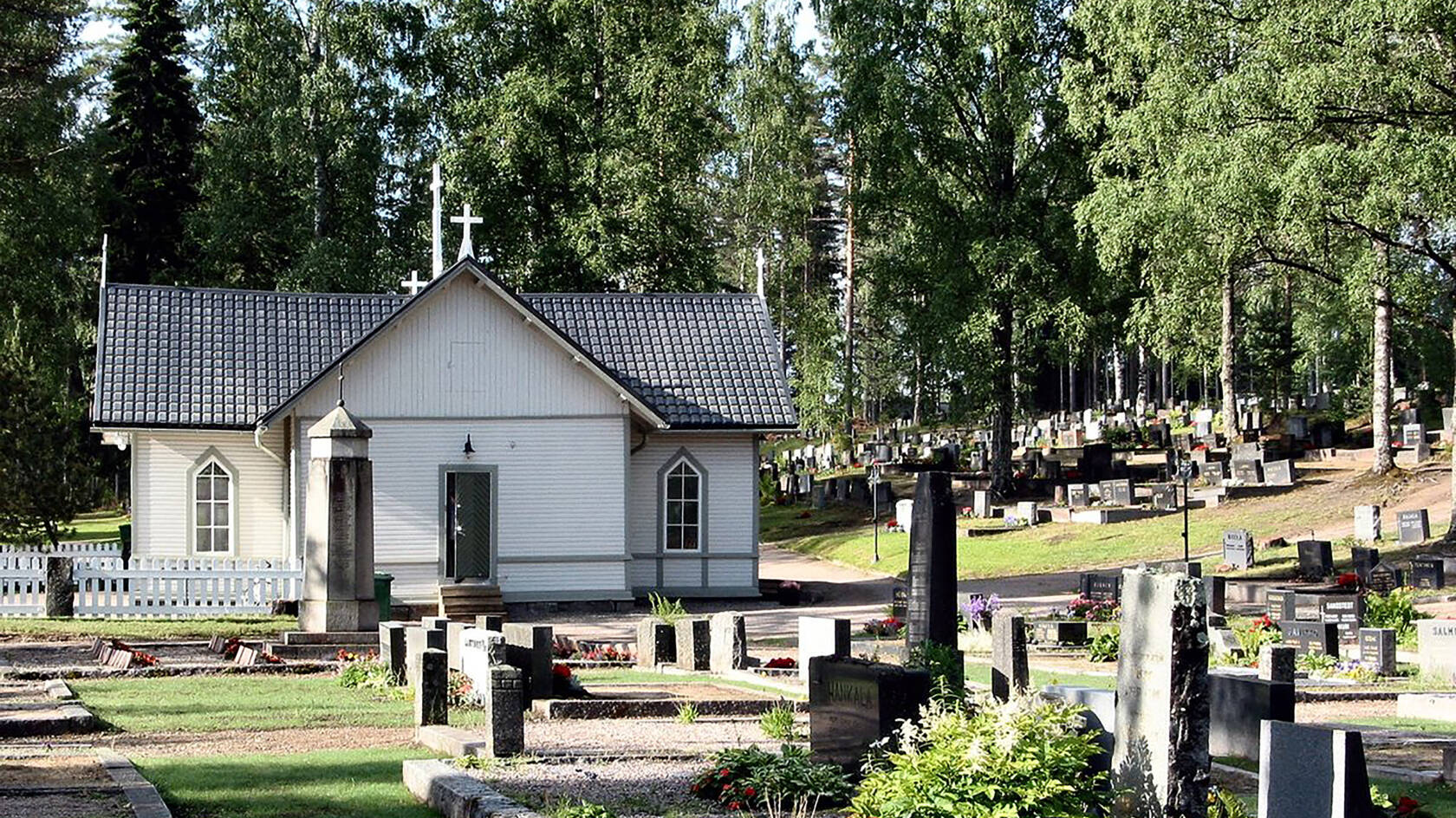 Tammikankaan kappeli ja sen ympärillä levittäytyvää hautausmaata.