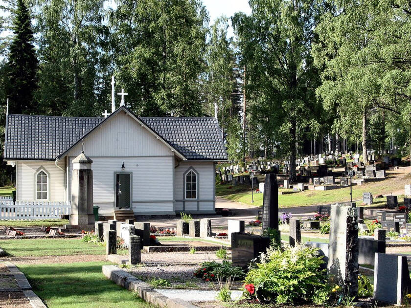 Tammikankaan kappeli ja sen ympärillä levittäytyvää hautausmaata.