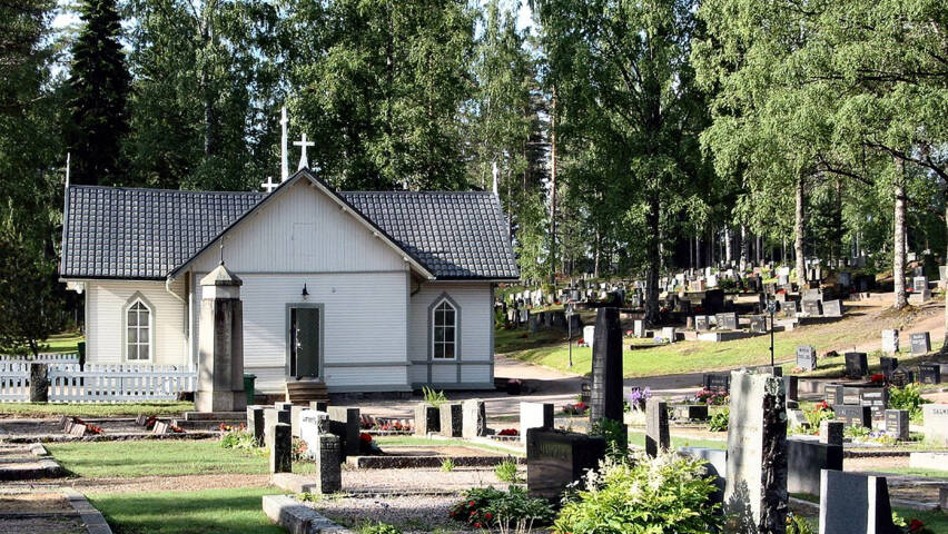 Tammikankaan kappeli ja sen ympärillä levittäytyvää hautausmaata.