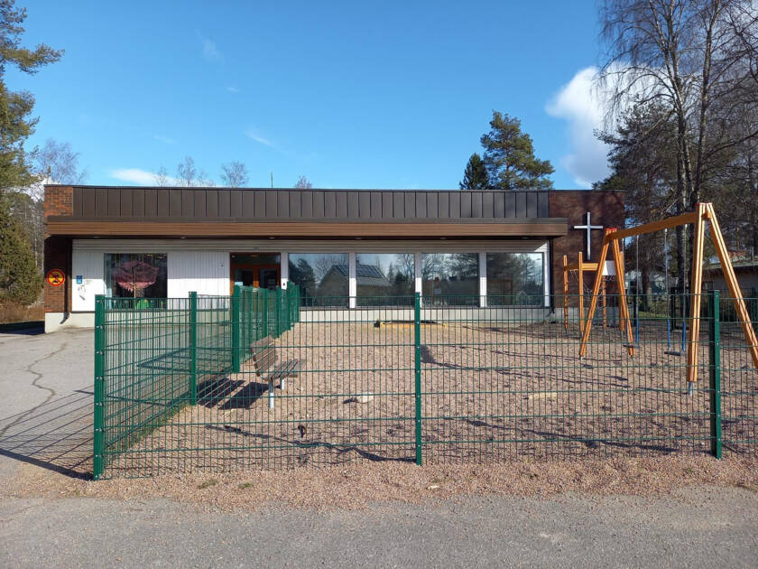 Vuorentaustan seurakuntakoti kuvattuna edestäpäin.