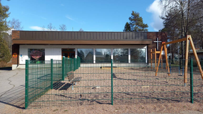 Vuorentaustan seurakuntakoti kuvattuna edestäpäin.