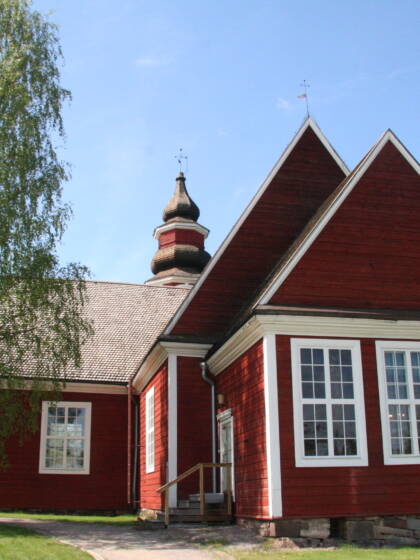 Kurun kirkko kuvattuna ulkoa kesäaikaan.