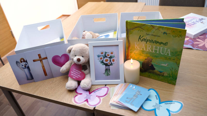 Surulaatikosta löytyvät tarvikkeet