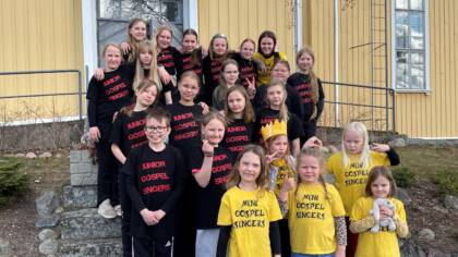 GospelSingers kuorojen laulajat ryhmäkuvassa