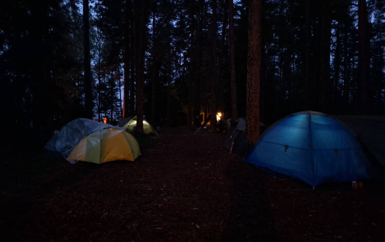 Telttoja Lammasniemessä yön pimeydessä