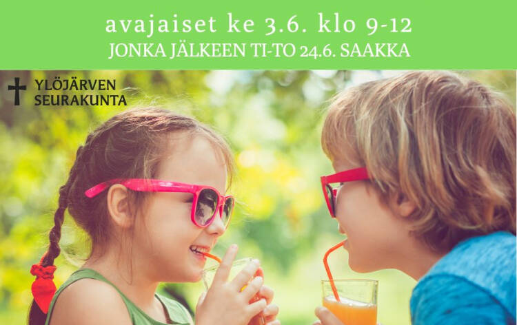 Kuvassa kaksi lasta juovat mehua