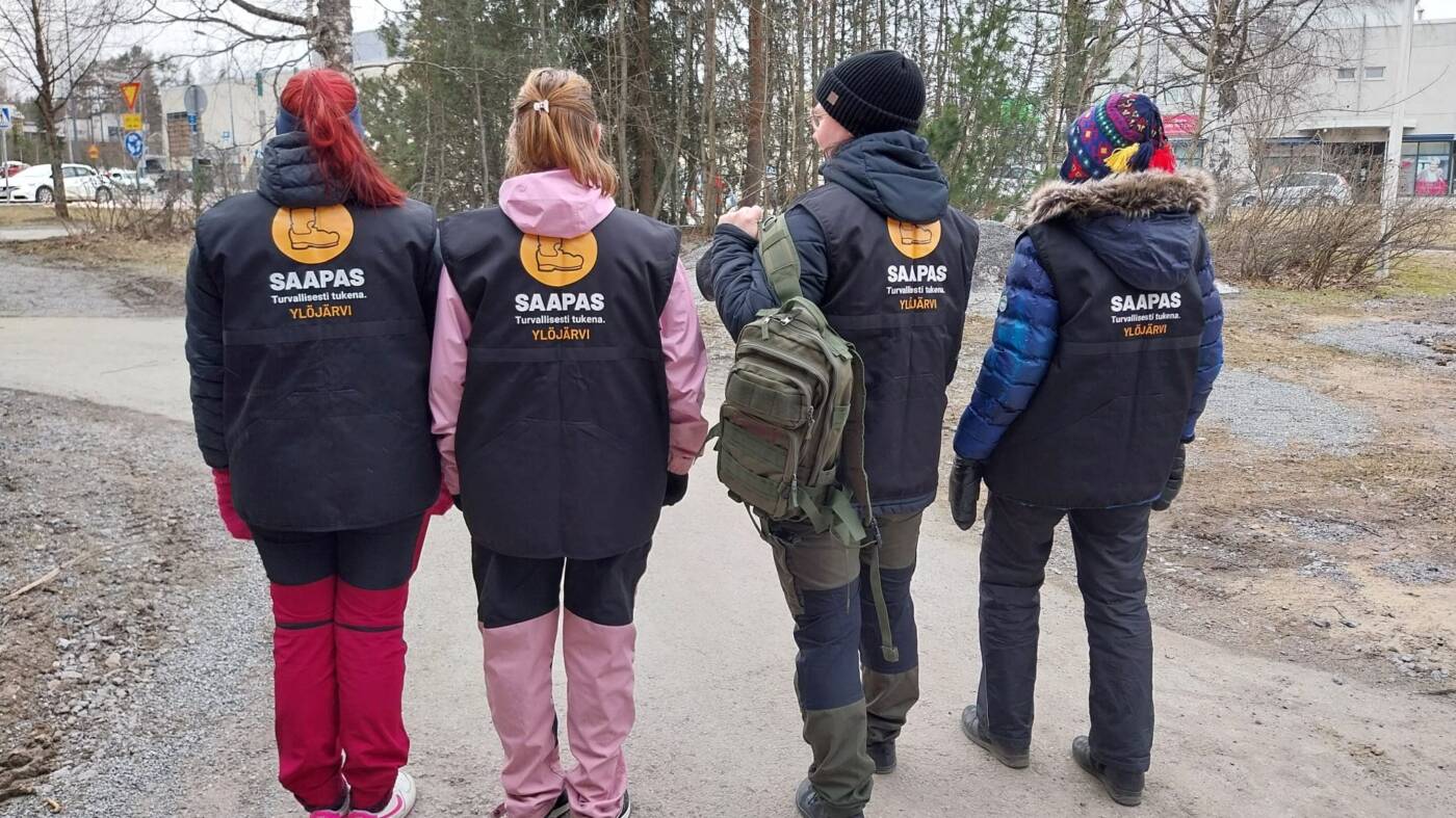 Saapas-toiminnan vapaaehtoisia tunnusliivien kanssa.