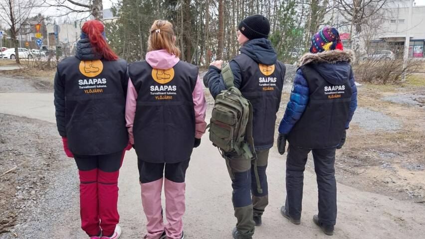 Saapas-toiminnan vapaaehtoisia tunnusliivien kanssa.