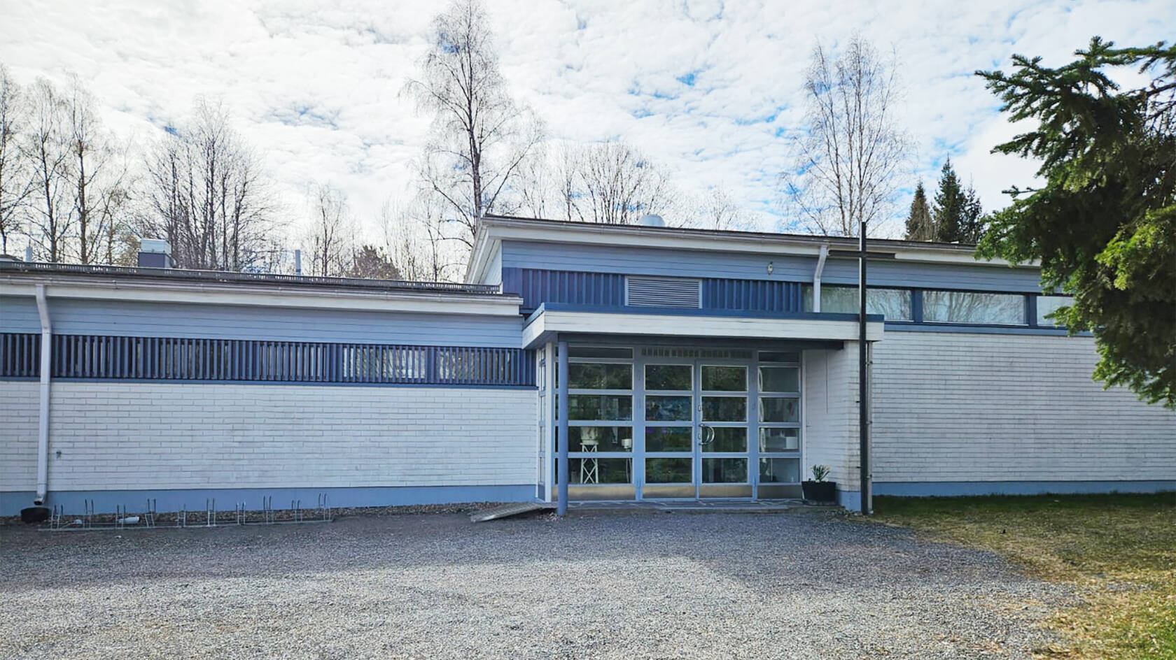 Viljakkalan seurakuntatalon julkisivu.