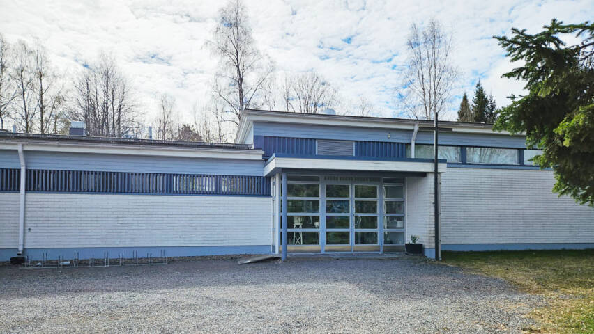 Viljakkalan seurakuntatalon julkisivu.