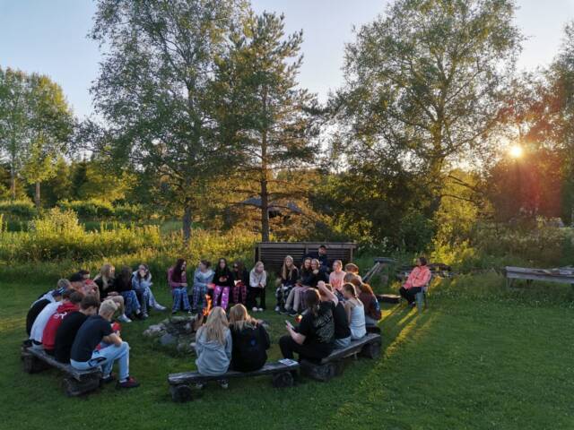 Rippikoululaisia iltanuotiolla Talun leirikeskuksessa Virossa