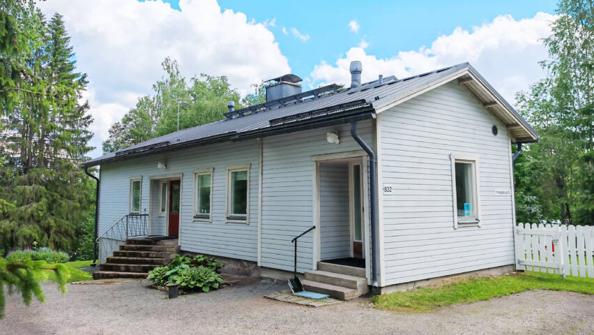 Puuverhoillun Karhen seurakuntakodin julkisivu kesäaikaan.