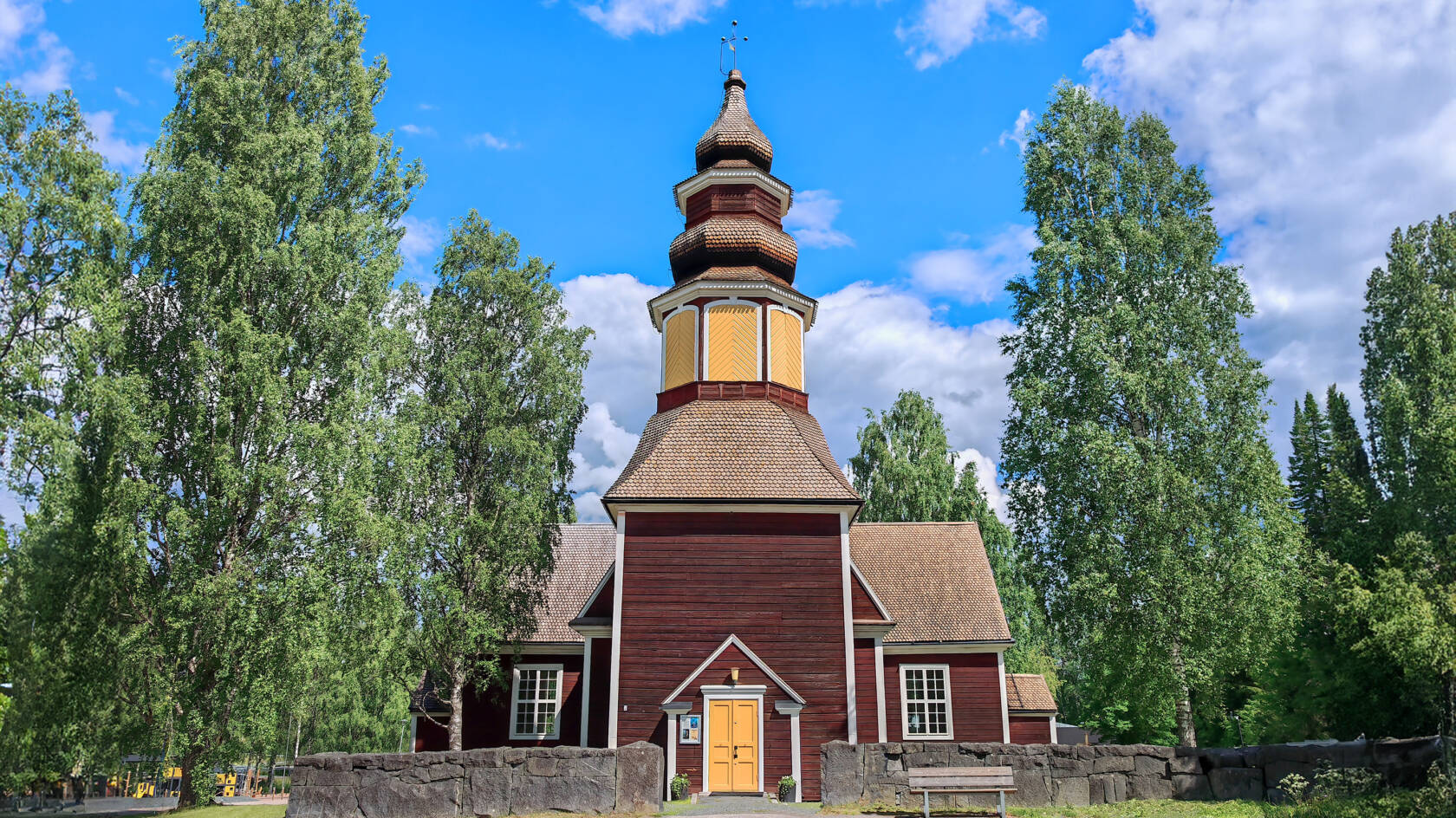 Kurun kirkon julkisivu ja pääsisäänkäynti kesällä.