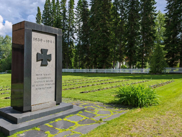 Kurun kirkon sankarihautojen muistomerkki. Kivipaadessa on vuosimerkintä 1939-1944 sekä teksti: Mitä vaatii Suomessa vapaus maan, se isästä poikaan maksetaan.