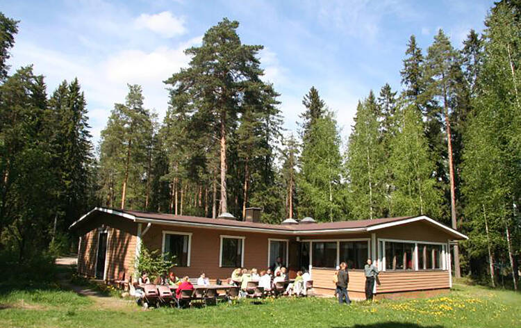 Lammasniemen leirikeskuksen päärakennus kesällä
