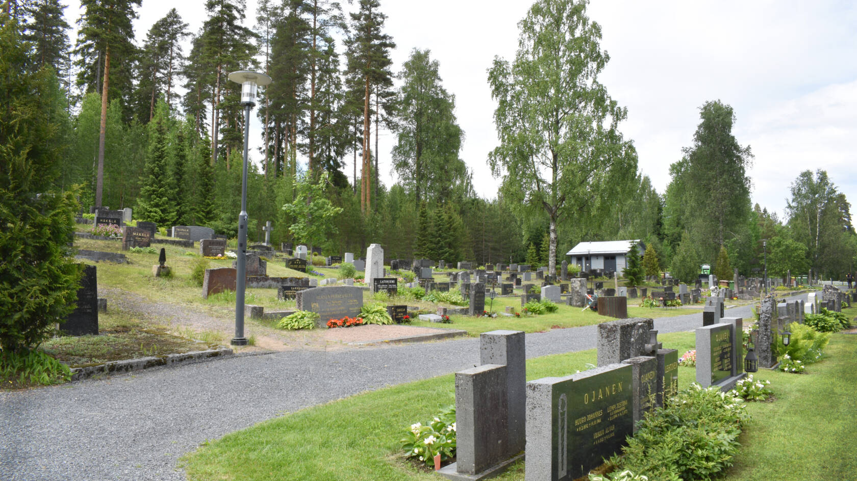 Hautamuistomerkkejä Tammikankaan hautausmaalla.