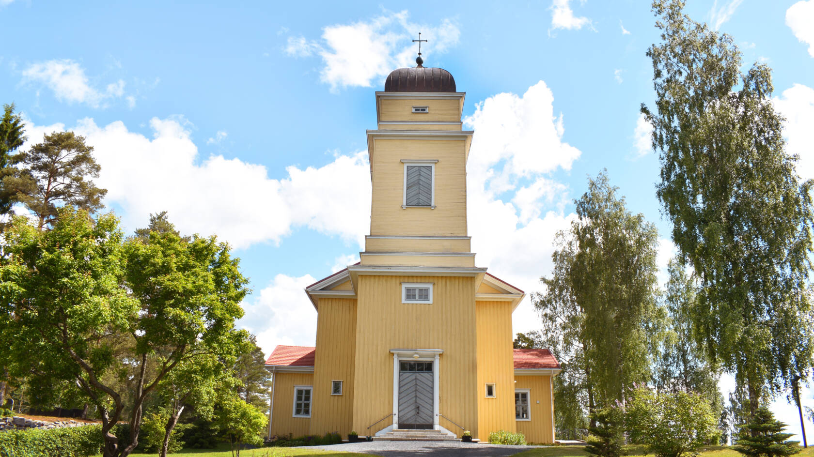 Viljakkalan kirkon julkisivu ja sisäänkäynti kesällä.