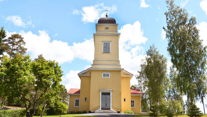 Viljakkalan kirkon julkisivu ja sisäänkäynti kesällä.