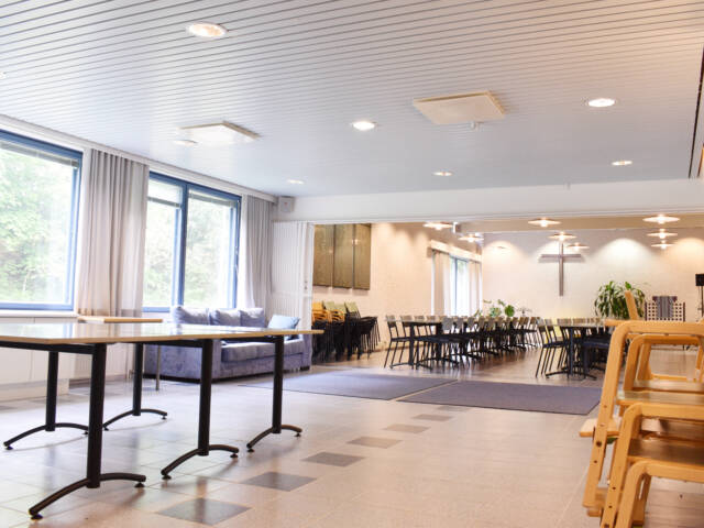Viljakkalan seurakuntatalon aula ja sen vieressä avautuva sali pöytäriveineen.