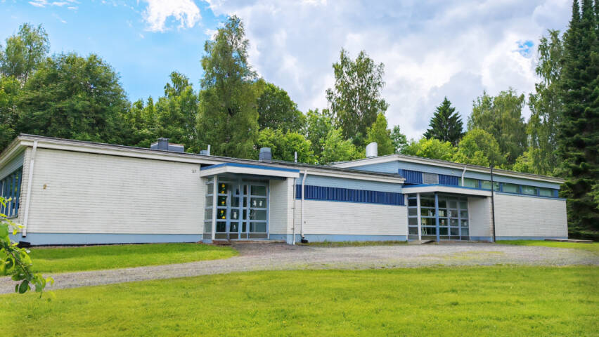 Viljakkalan seurakuntatalon julkisivu kesällä.