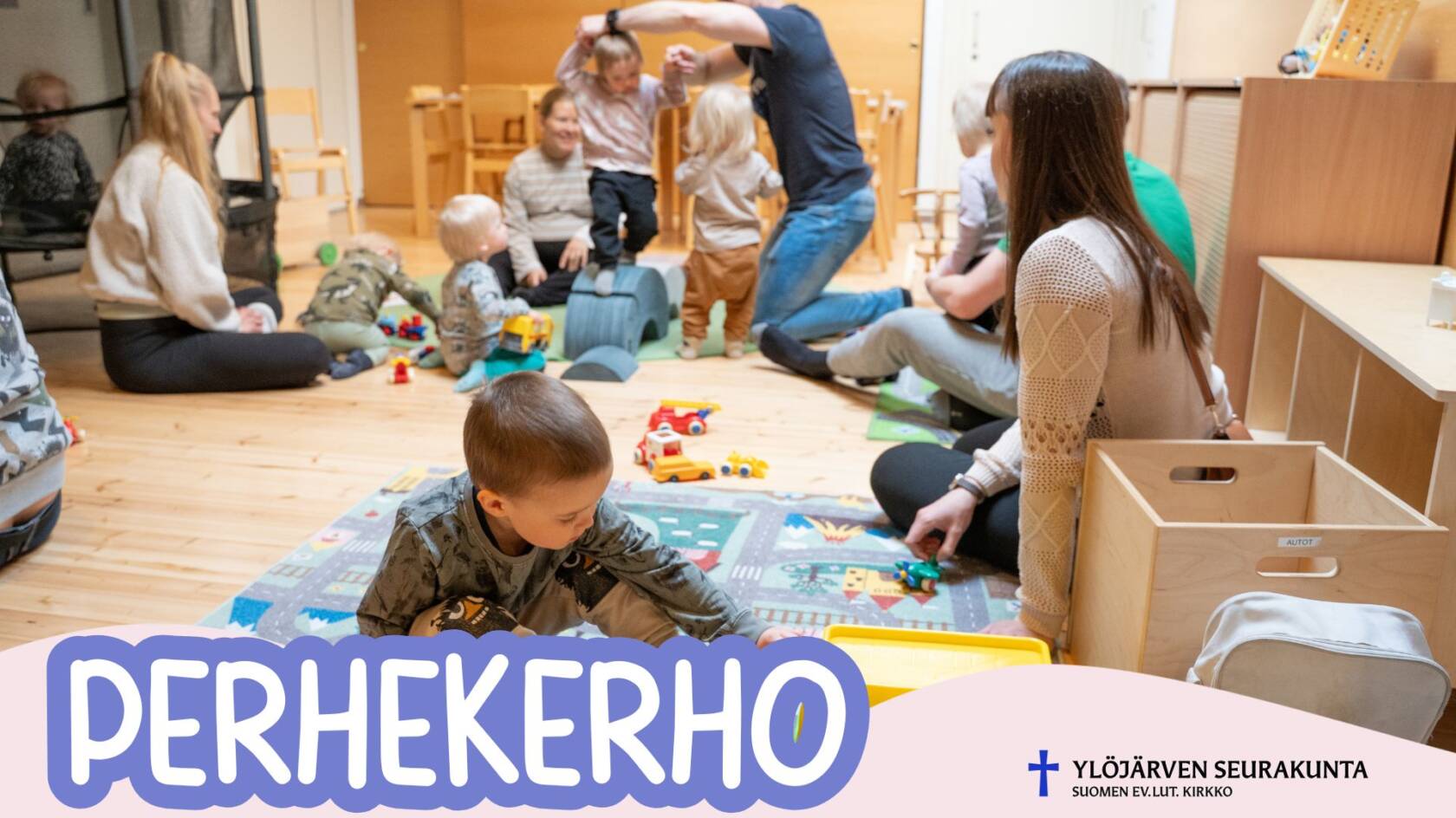 Perheitä leikkimässä