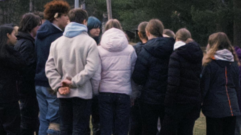 Nuoria seisomassa Lempsussa ulkona.
