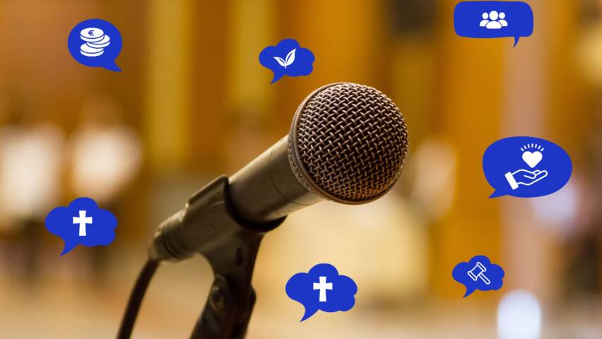 Telineeseen kiinnitetty mikrofoni, jonka ympärillä leijuvissa sinisissä puhekuplissa on kuvituksina muun muassa kolikoita, risti ja taimi.