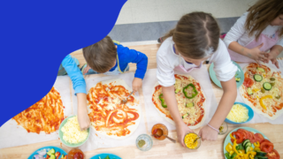 Lapsia tekemässä pizzaa