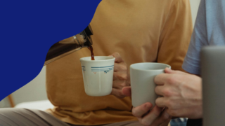 Miehiä juomassa kahvia